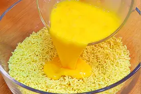 把蛋液倒方便面里，真是厉害，这个做法还是第一次见，出锅太香了