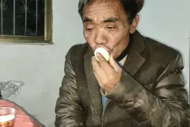 农民鲁智深请二哥饭店吃饭，5个人6个菜2斤酒，二哥连吃4个探花蛋视频封面