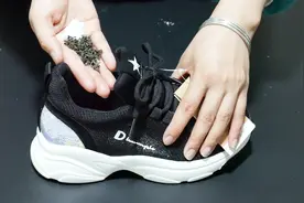 新买的鞋子异味太大怎么办？试试撒一把，简单又好用