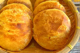 为卤肉店定制的烤饼，酥酥的软软的夹啥都好吃，一擀一卷做法简单