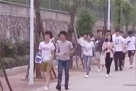 自愿参加的模拟考 却突然新增考试费 学员不缴费竟不让参加考试