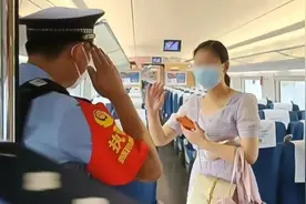 母女带100多万现金坐高铁：为给工人结算视频封面