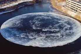 奇特的饼状冰漂浮，究竟是如何产生的？专家表示这太常见了视频封面