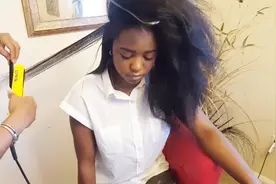 黑人天生卷发怎么拉直？理发师直言太辛苦，做一次要7个多小时！视频封面