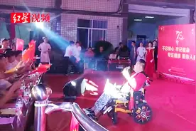 轮椅上的歌者，为病友“驻唱”去广场“跑场子”视频封面