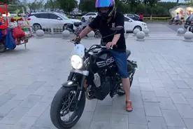 新上市的高金GK500摩托车 一身名牌 用料扎实 13.5升油箱 油耗4.8