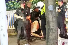 南宁闹市上演警匪大片 市民纷纷下车躲避 特警全副武装抓捕嫌犯