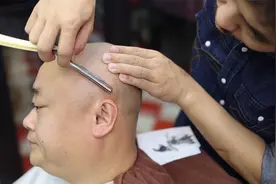 刮光头上瘾哦 刮完那叫一个光溜 贼拉舒服 瞬间感觉头都轻了视频封面