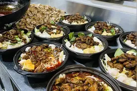 重庆小伙在韩国卖肥肠火锅，年入300万，韩国人给100万配方都不卖视频封面