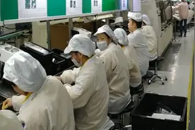 东莞石碣镇最大的工厂，员工在流水线上，双手根本没有时间停下来