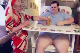 全球最大的“婴儿”，年龄已经35岁，每天要吸奶嘴穿尿布！