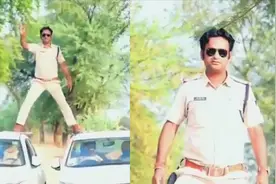 印度警察执勤时“耍帅” 站两车中间玩高难度特技 最终乐极生悲视频封面