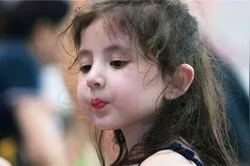 英国小女孩在中国呆三年，回国后哭诉把爸爸逗笑了，看看她说了啥视频封面