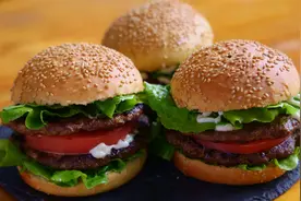 想吃汉堡不用出去买了，教你在家做，鲜香味美，吃一个就饱了