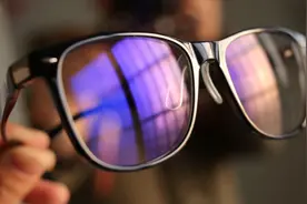 蓝光对眼睛有多大危害，孩子要不要配防蓝光眼镜，听听医生的建议视频封面