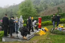 袁爷爷，想您了！袁隆平夫人手持金黄稻穗，长沙市民自发悼念视频封面