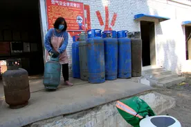 液化气多少钱一斤？小叶子灌了一罐花了100块钱，比天然气便宜吗视频封面