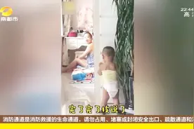 小机灵鬼！1岁萌娃犯错主动面壁思过，爸爸救场亮了！