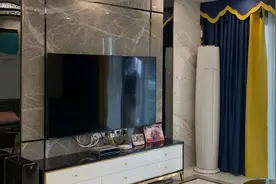 电视机挂墙上好还是放电视柜上？看完就别再纠结了，优劣一目了然视频封面