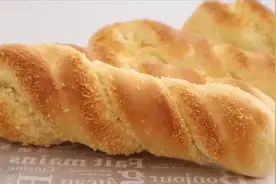 「好吃到流口水」椰蓉长条面包，酥酥脆脆做法超简单