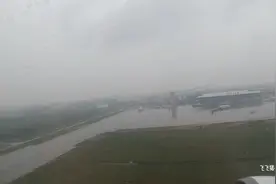 实拍飞机冒雨从扬州起飞，穿过雨雾飞上云层，差点吓坏了视频封面