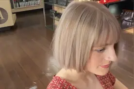 37岁女性尝试新款波波头搭配碎刘海，时尚有魅力，美到手舞足蹈