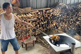 蘑菇太多吃不完，阿哥秘制一道湘西菌油，放一年也不会坏