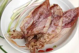 泡干鱿鱼只用清水可不行，厨师朋友教我技巧，轻松泡发，省时省事视频封面