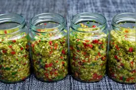 这才是韭菜花的最好吃的腌制方法，味道鲜美，放12个月都不坏