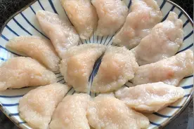 用鱼肉做饺子皮，加上虾仁调成馅儿，出锅劲道鲜嫩，比吃肉包过瘾