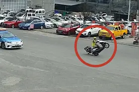 无证外卖小哥驾驶脱保摩托车街头表演抬车头 被罚后拍视频道歉视频封面