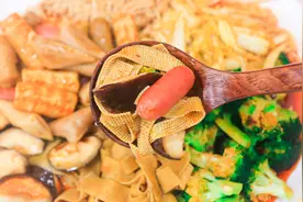 厨师长公开麻辣烫的烹饪教程，配料详细，方法简单，在家就能做