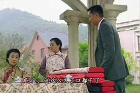 港剧：马德钟不顾娘汪明荃的反对，和佘诗曼订婚，娘最后想通默许视频封面