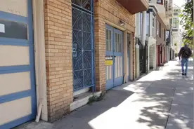 美国这边有些银行的客服电话是有中文接线员的，2021美国加州