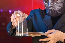 这是什么原理，把水杯倒着放，里面的水却没流出来，也太神奇了吧