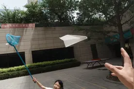 小粉丝比我还厉害！多种锁身技巧集成孔明锁纸飞机，飞得远回旋稳视频封面