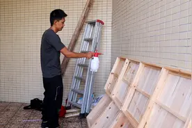 小伙把新蜂箱全部喷上康宽，这样可以在夏天有效预防蜂群滋生巢虫