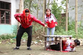 妈妈带甜甜和来福去打疫苗，没想来福竟然钻到桌子下不出来，真逗视频封面