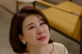 女人抛弃女儿出国，回来后想要跟女儿相认，跪求女儿原谅视频封面