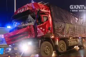 南宁突降暴雨致路面积水，立交桥上多车追尾，车主直呼腿都吓软了视频封面