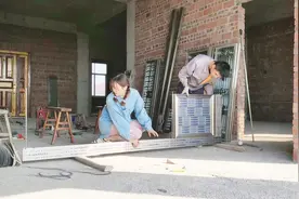小夫妻帮同行做门窗，带大家看800块钱一平方的大门是怎么组装的视频封面