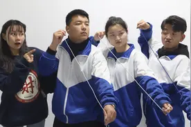 搞笑剧：学渣变成机器人，考100分的方式竟是用巨型数据线，真逗视频封面