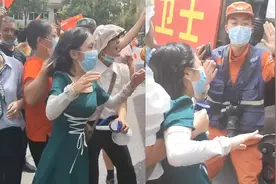 难以压抑的感激！重庆市民欢送消防员，太激动抱着闺蜜就往上送视频封面