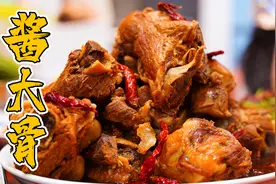 一盘肉香四溢的酱大骨，配着智贤做的番茄炒蛋，实在是太过瘾了！