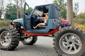 这辆RC越野车四大轮子碾压跳跃时，俨然像怪兽大脚，跨越一切障碍