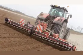 别再旋耕土地了，动力驱动耙可以创造更好的旱地苗床