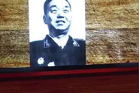 多年前的北平城，除了主要街道都是土路，远没有今日的繁荣