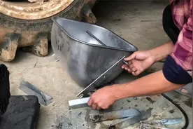 小刘给猪舍安装不锈钢猪槽，干净卫生容易清洗，就是安装挺费劲的
