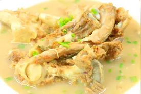 厨师长清水熬制羊骨头汤，汤汁鲜美无膻味，喝一口浑身暖洋洋