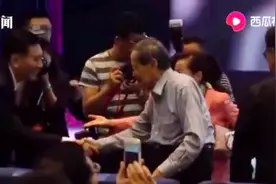 杨振宁现身爱因斯坦展：很幸运我的脑筋还清楚，我还在走路！视频封面